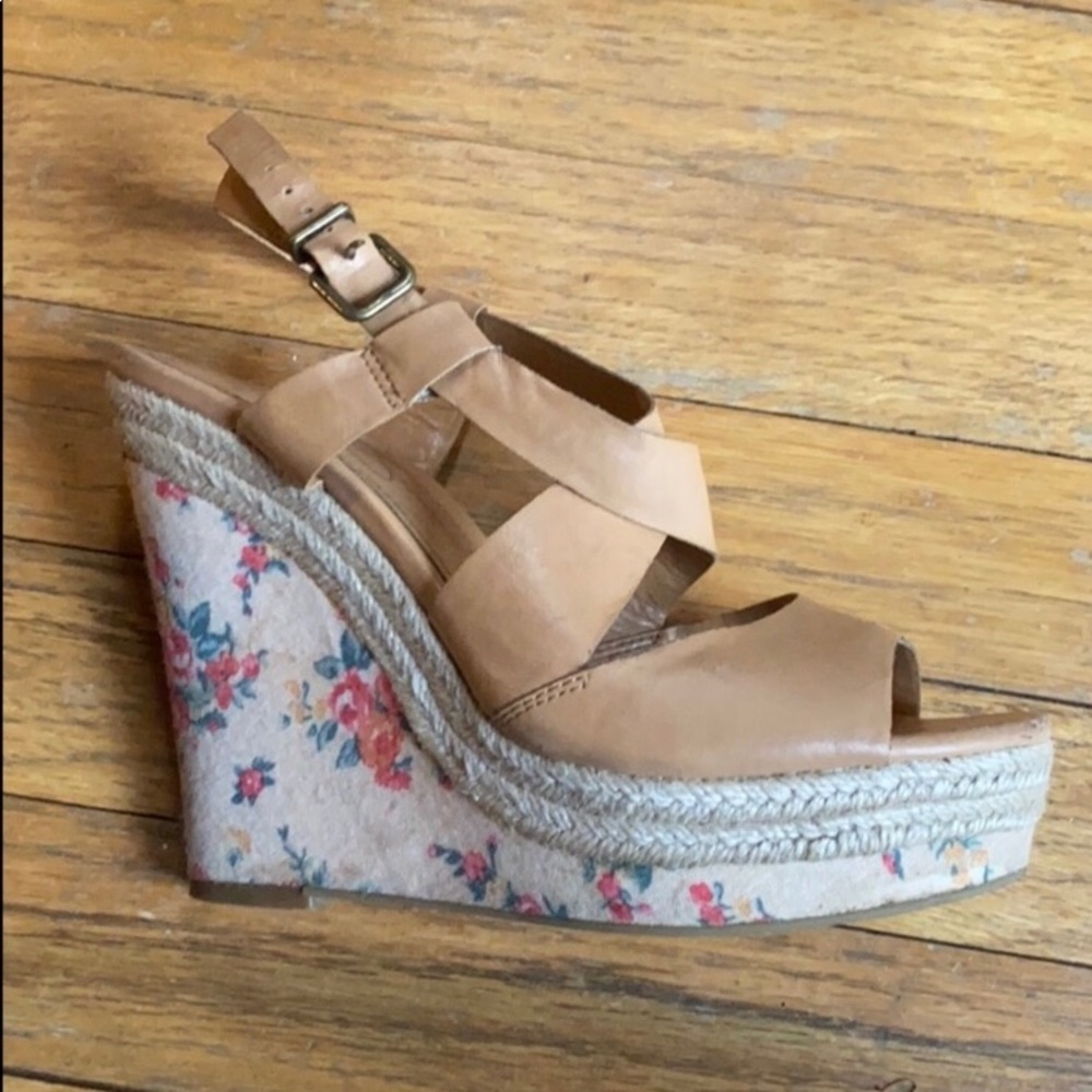 Nude wedges